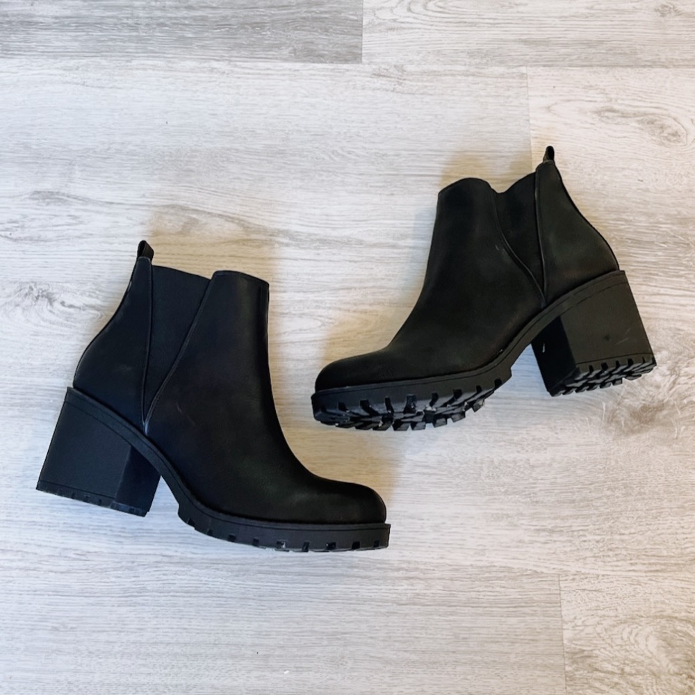 Black Chunky Heeled Chelsea Booties